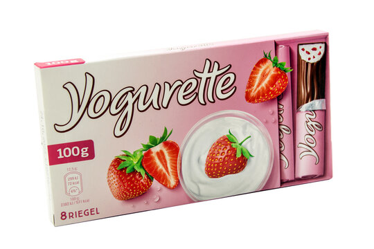 Yogurette Schokoladenriegel Erdbeere von Ferrero Hintergrund weiß
