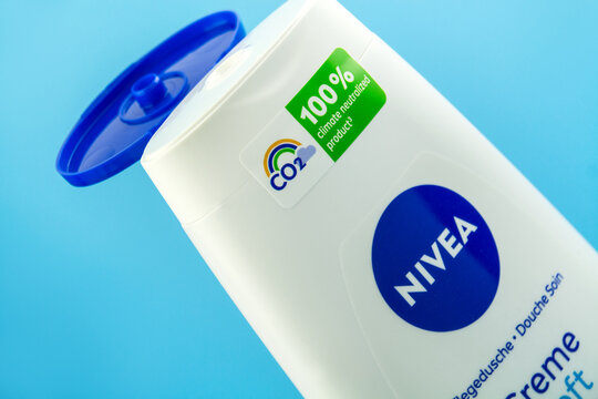Nivea Duschgel Creme Dusche Soft 100% co2 Label neutral Hintergrund blau