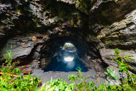 Cueva o gruta volcánica. Preciosa cueva en Jameos del Agua, Lanzarote, Islas Canarias, España.