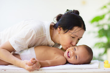 Obraz na płótnie Canvas Mother changing diaper on newborn baby.