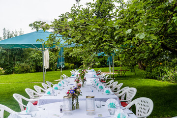 Gedeckter Tisch einer Gartenparty