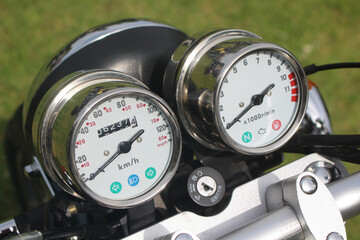 Compteur et compte tour moto vintage en gros plan