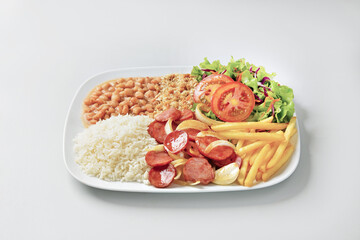 Prato executivo , arroz,feijão,fritas, linguiça e salada.