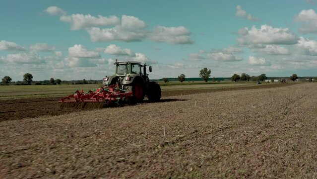Rolnicze prace polowe ciągnikiem - pożniwna uprawa pola ścierniska agregatem podorywkowym, spulchnianie gleby