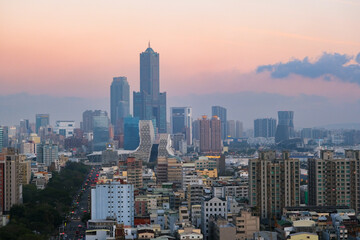 台湾 高雄市、寿山情人観景台から見る夕暮れの街並み