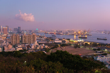 Fototapeta na wymiar 台湾 高雄市、寿山情人観景台から見る高雄港の夕暮れ