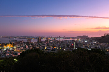 台湾 高雄市、寿山情人観景台から見る高雄港の夕暮れ