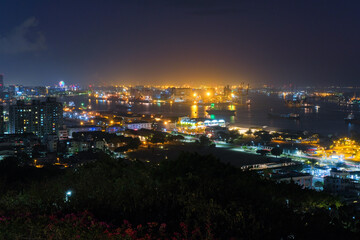 Fototapeta na wymiar 台湾 高雄市、寿山情人観景台から見る高雄港の夜景