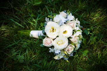 Obraz na płótnie Canvas beautiful wedding flowers bouquet on green grass