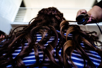 Haarverwandlungskünstler: Der kreative Friseur mit magischen Händen