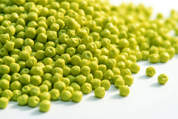 Fototapeta na wymiar green peas isolated on white