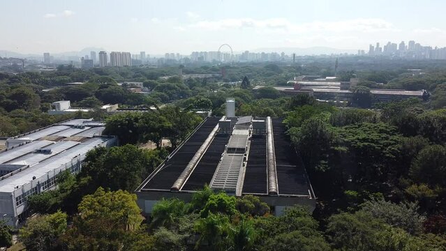 Vis&atilde;o a&eacute;rea da cidade universit&aacute;ria da USP em S&atilde;o Paulo pr&oacute;ximo a marginal pinheiros captada do alto por um drone em 2023.