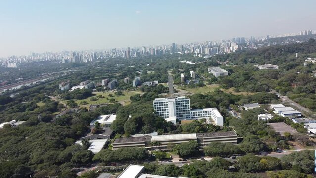 Vis&atilde;o a&eacute;rea da cidade universit&aacute;ria da USP em S&atilde;o Paulo pr&oacute;ximo a marginal pinheiros captada do alto por um drone em 2023.