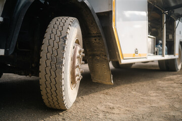 Abenteuerlust im Sandmeer: Close-up eines robusten Offroad-Reifens eines Erkundungs-Jeeps im...