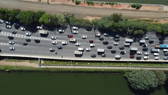 Tr&acirc;nsito da cidade de S&atilde;o Paulo captada do alto por um drone acima da rodovia Marginal Pinheiros em 2023. 