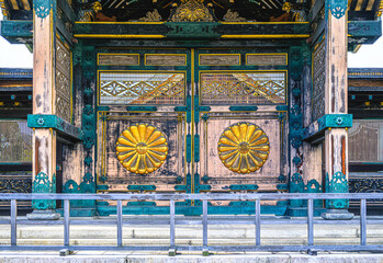 京都、東本願寺の菊の門