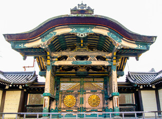 京都、東本願寺の菊の門