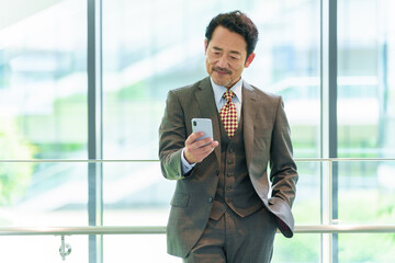 スマートフォンを使うミドルビジネスマン
