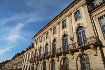 Place de la Carrière dans la ville-vieille de Nancy en Lorraine, hôtel de Beauvau-Craon, siège de la Cour d’appel, et autres façades d’immeubles anciens (France)