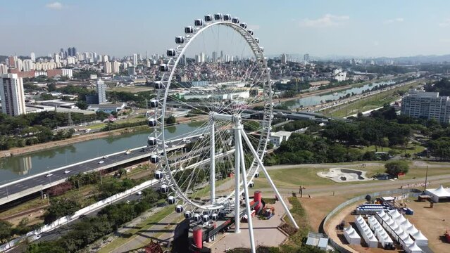 Vis&atilde;o a&eacute;rea da Marginal Pinheiros em S&atilde;o Paulo sobrevoando pr&oacute;ximo a uma roda gigante com um drone. 