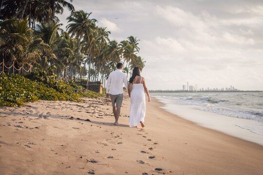 Caminhada na praia, canal andando na praia