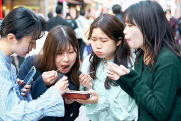 食べ歩きをする女性4人