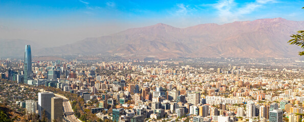 Obraz na płótnie Canvas Panorama Chile, Santiago paisagem urbana com seu prédios e a cordilheira dos andes encoberta