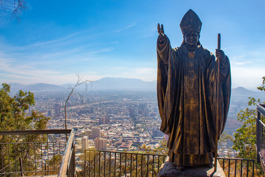 Santiago, chile  Valle Lo Campino ao fundo em destaque estatua religiosa