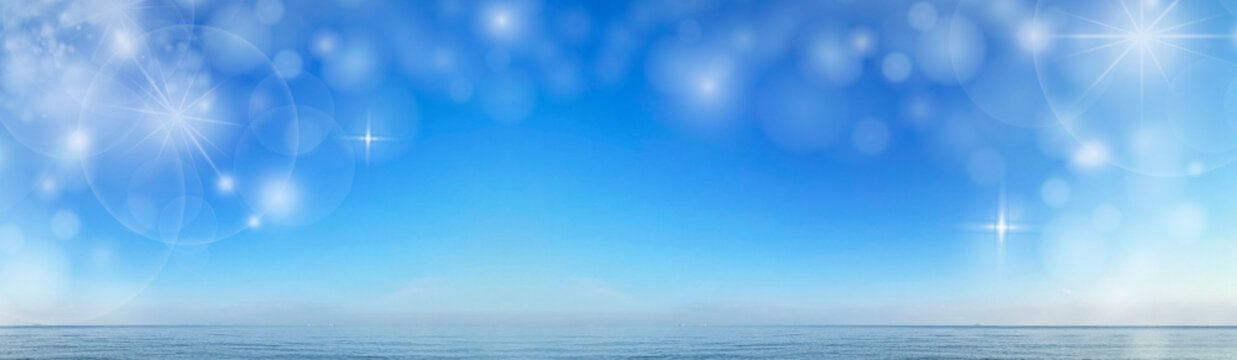 キラキラと光る夏の青空と海　パノラマ写真