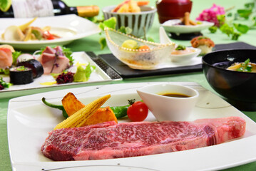 和洋折衷料理　牛フィレ肉のステーキ温野菜添え
