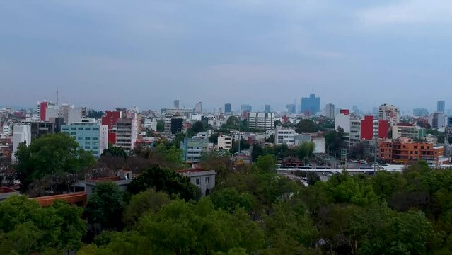 Vista a&eacute;rea del horizonte, edificios y cielo en una tarde en la Ciudad de M&eacute;xico