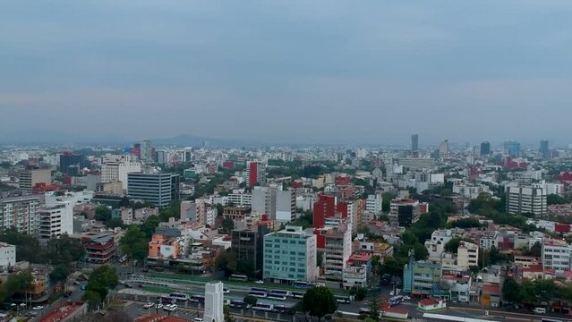 Vista a&eacute;rea del horizonte, edificios y cielo en una tarde en la Ciudad de M&eacute;xico