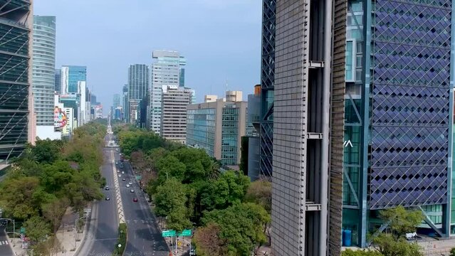 Vista a&eacute;rea de avenida y edificios en Ciudad de M&eacute;xico, Avenida Paseo de la Reforma