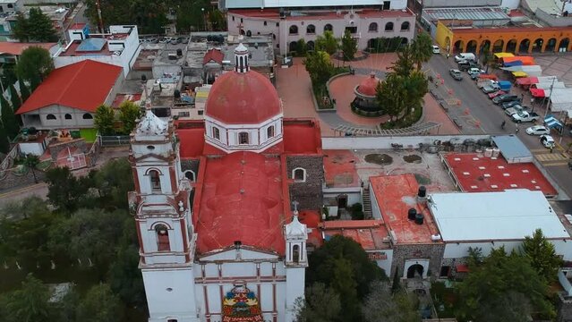 Vista de iglesia de pueblo, toma a&eacute;rea en zona rural