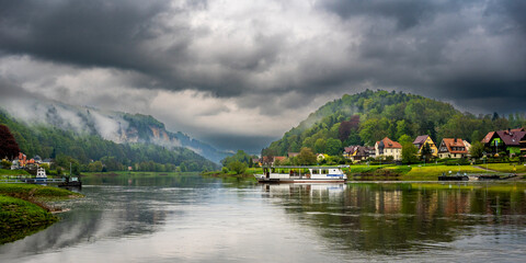 Fototapeta premium Die Elbe bei Stadt Wehlen/Sächsische Schweiz am Morgen 1