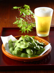 茹でた枝豆と冷えたビール
