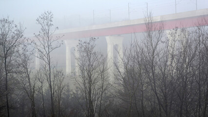 Pont traversant la campagne un jour de brouillard