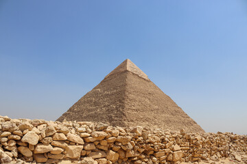 Fototapeta na wymiar Stone wall in front of Giza pyramid