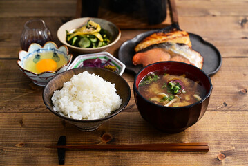 一汁二菜 鮭とサバの味噌漬け