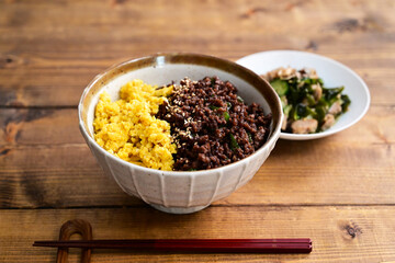 ピーマンとひき肉そぼろの二色丼