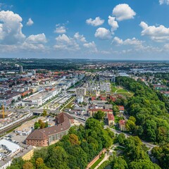 Fototapeta premium Neu-Ulm im Luftbild, Ausblick auf die Glacis-Galerie und den überbauten Bahnhof 