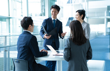 室内で会議をする４人のビジネスマン