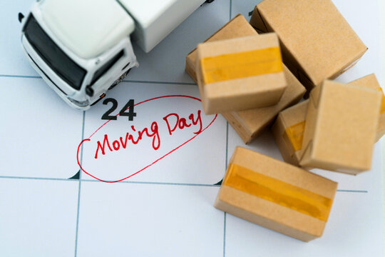 Text moving day on calendar