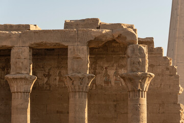 Templo de Edfu con sus jeroglíficos y columnas, Egipto. 