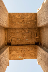 Templo de Edfu con sus jeroglíficos y columnas, Egipto. 