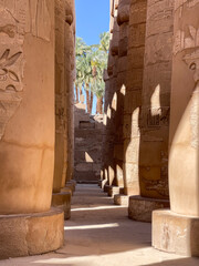 Vista del Templo de Karnak en Luxor, con sus columnas y jeroglíficos, Egipto