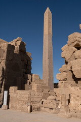 Vista del Templo de Karnak en Luxor, con sus columnas y jeroglíficos, Egipto