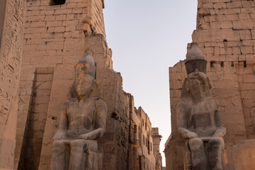 Templo de Lúxor con sus esculturas y colmnas. Egipto. 