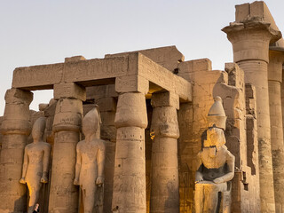 Templo de Lúxor con sus esculturas y colmnas. Egipto. 