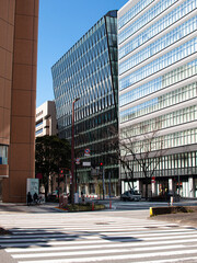 オフィス街のビルと大通りの横断歩道